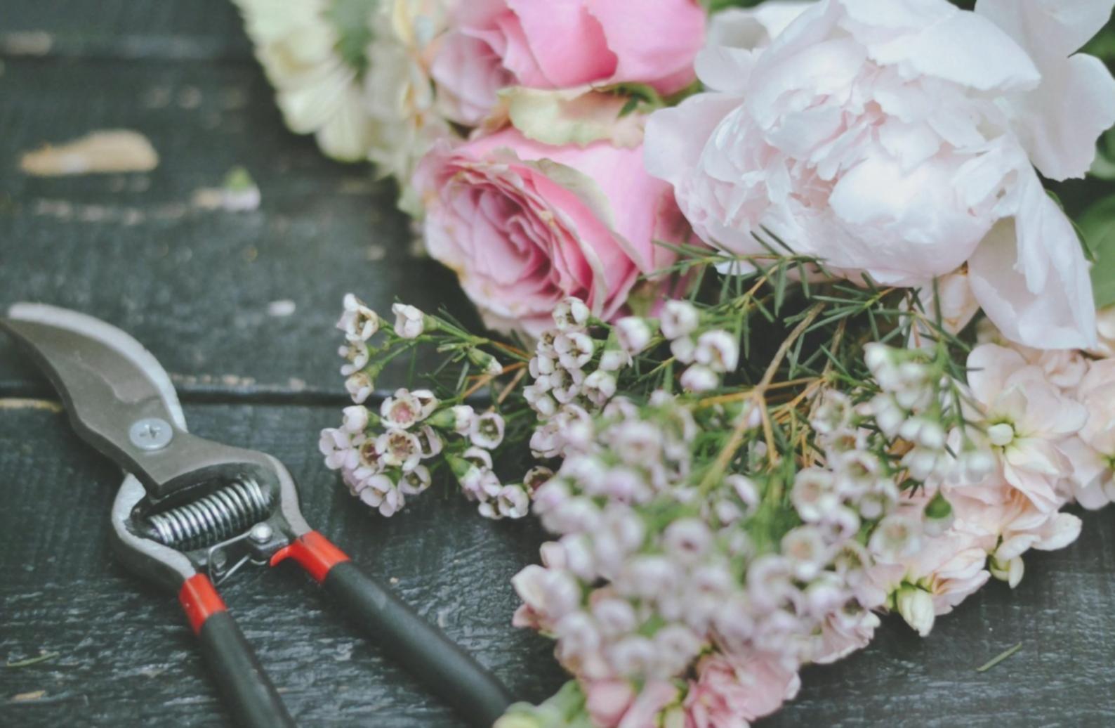 Profesyonel mevsimsel çiçek danışmanlığı sonucu oluşturulmuş kompozisyon